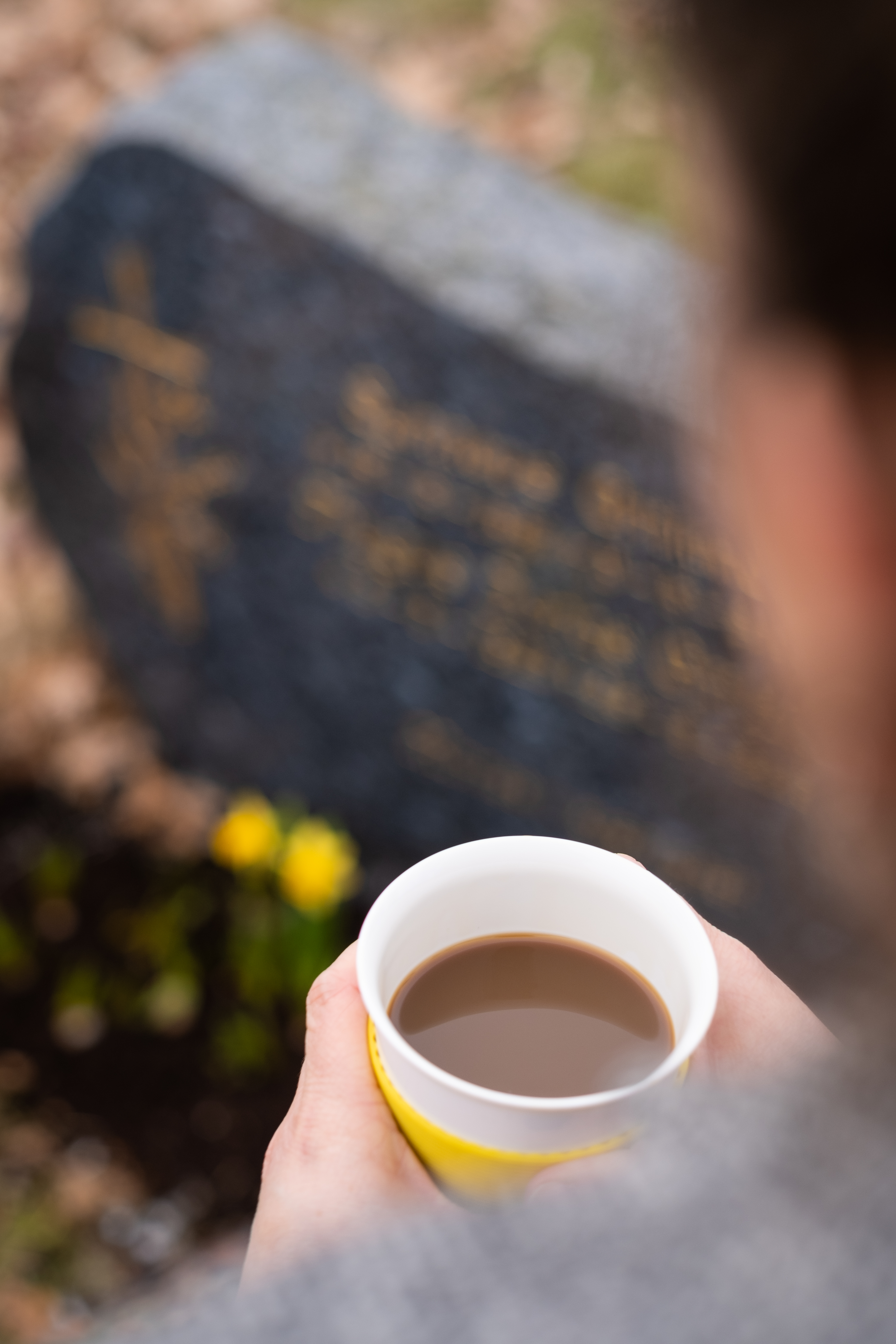foto av kaffekopp framfor gravstein